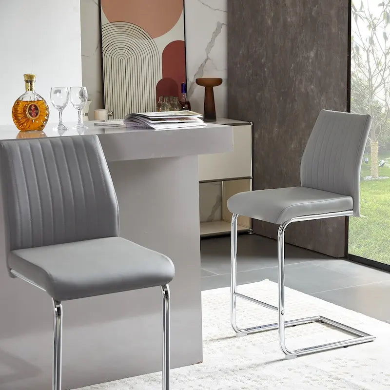 Chaises de bar modernes et épurées gris clair, en similicuir gris clair avec structure en métal chromé, idéales pour un restaurant ou un repas en famille (lot de 2).