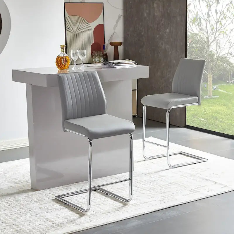 Chaises de bar modernes et épurées gris clair, en similicuir gris clair avec structure en métal chromé, idéales pour un restaurant ou un repas en famille (lot de 2).