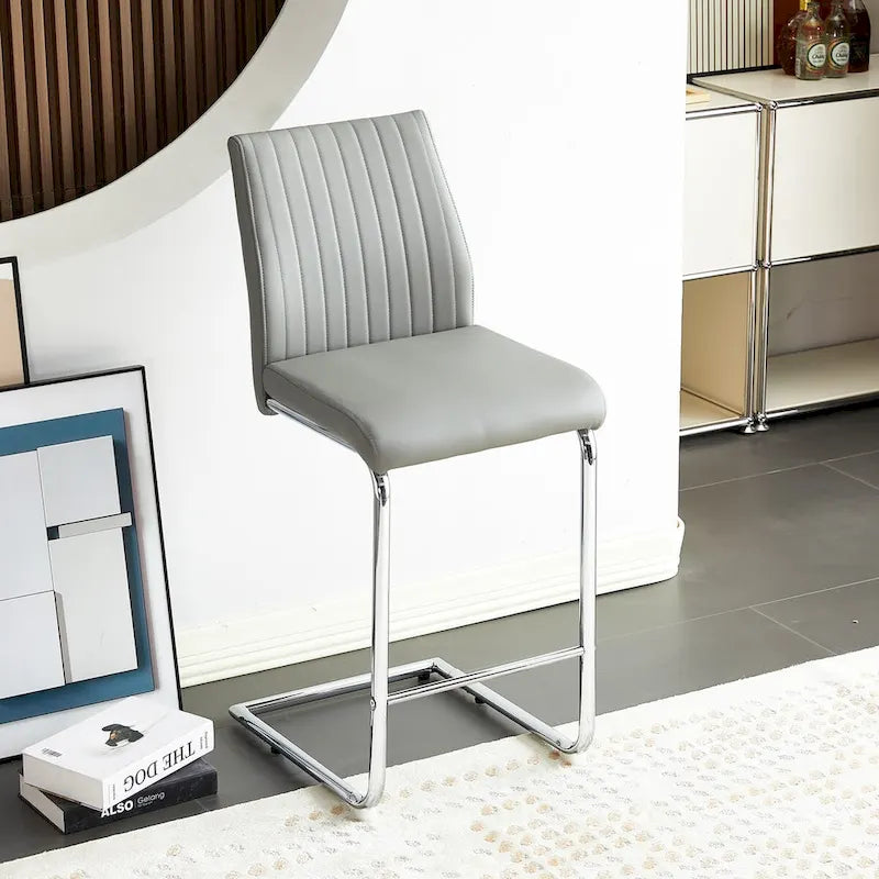 Chaises de bar modernes et épurées gris clair, en similicuir gris clair avec structure en métal chromé, idéales pour un restaurant ou un repas en famille (lot de 2).